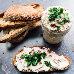 Griechischer Brotaufstrich Griechischer Brotaufstrich mit Feta auf Wurzelbrot von Schmitz & Nittenwilm.