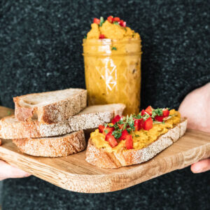 Linsenaufstrich mit Süßkartoffeln Veganer Linsenaufstrich mit Süßkartoffeln auf kräftigem Wurzelbrot von Schmitz & Nittenwilm