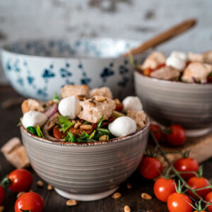 Mediterraner Brotsalat - Panzanella Mediterraner Brotsalat mit Brot, Tomaten und Mozzarella in einer Schüssel.